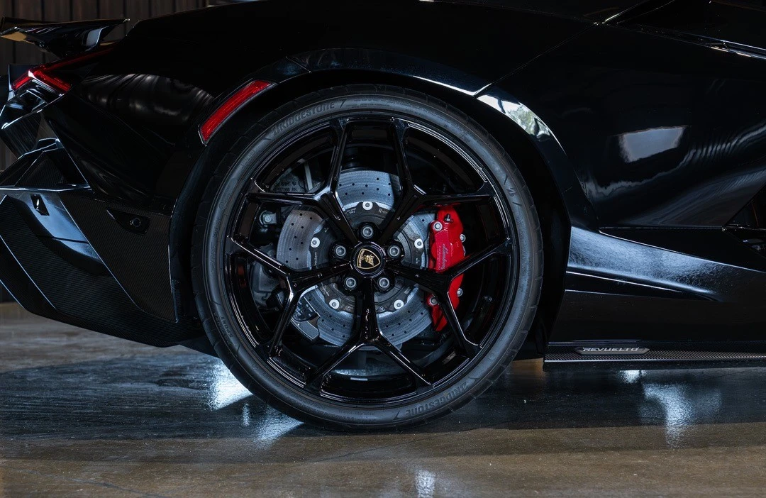 2025 Lamborghini Revuelto - Image 13 of 31