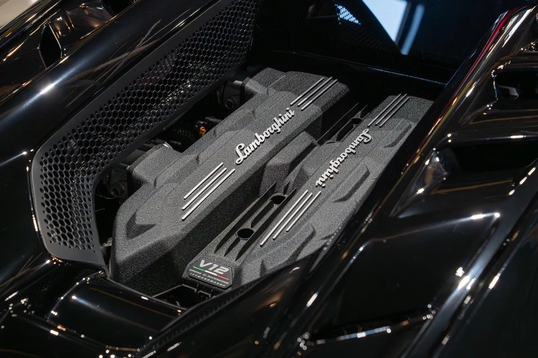 2025 Lamborghini Revuelto - Image 25 of 31