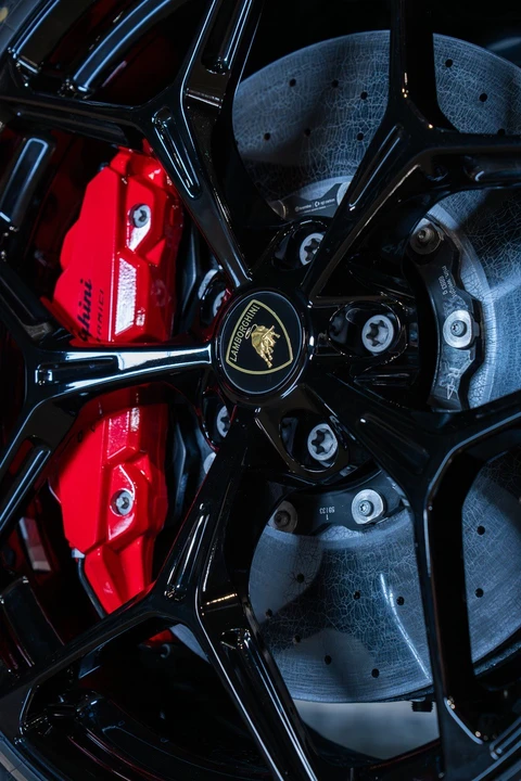 2025 Lamborghini Revuelto - Image 18 of 31