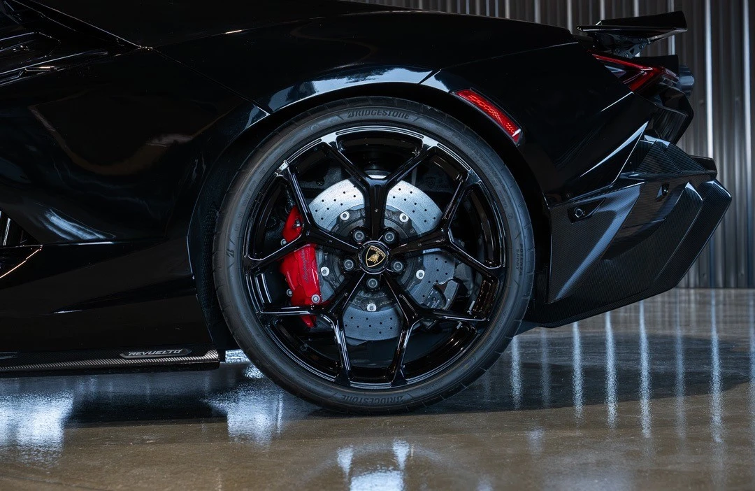 2025 Lamborghini Revuelto - Image 14 of 31