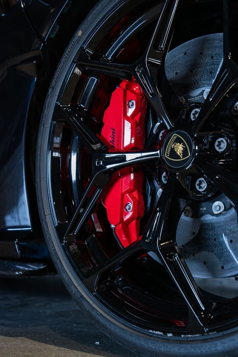 2025 Lamborghini Revuelto - Image 17 of 31