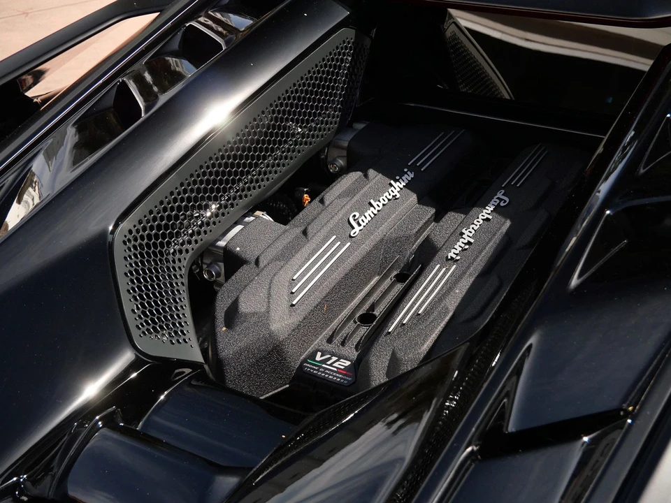 2025 Lamborghini Revuelto - Image 17 of 31
