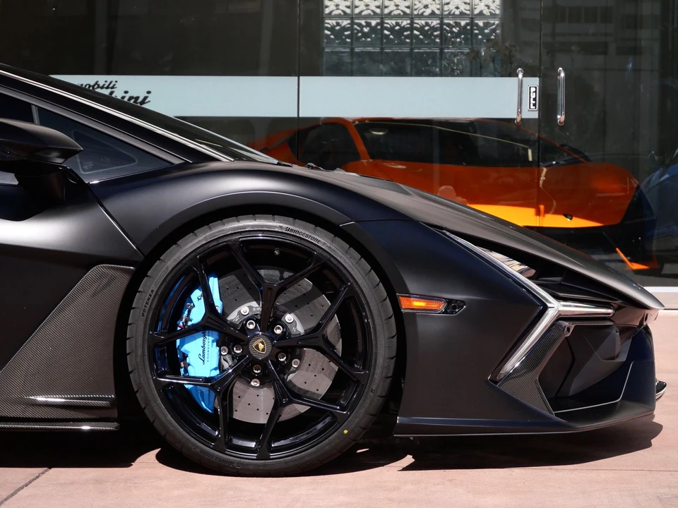 2025 Lamborghini Revuelto - Image 9 of 31