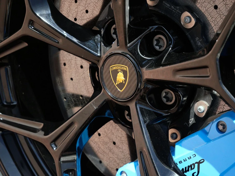 2025 Lamborghini Revuelto - Image 16 of 31