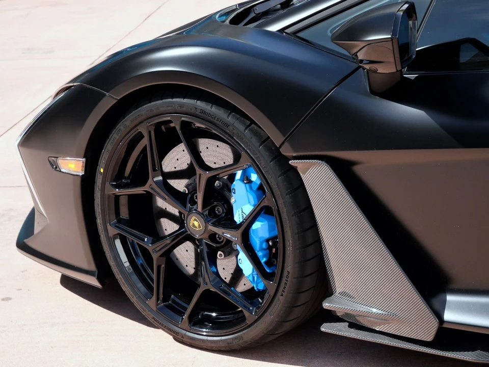 2025 Lamborghini Revuelto - Image 14 of 31