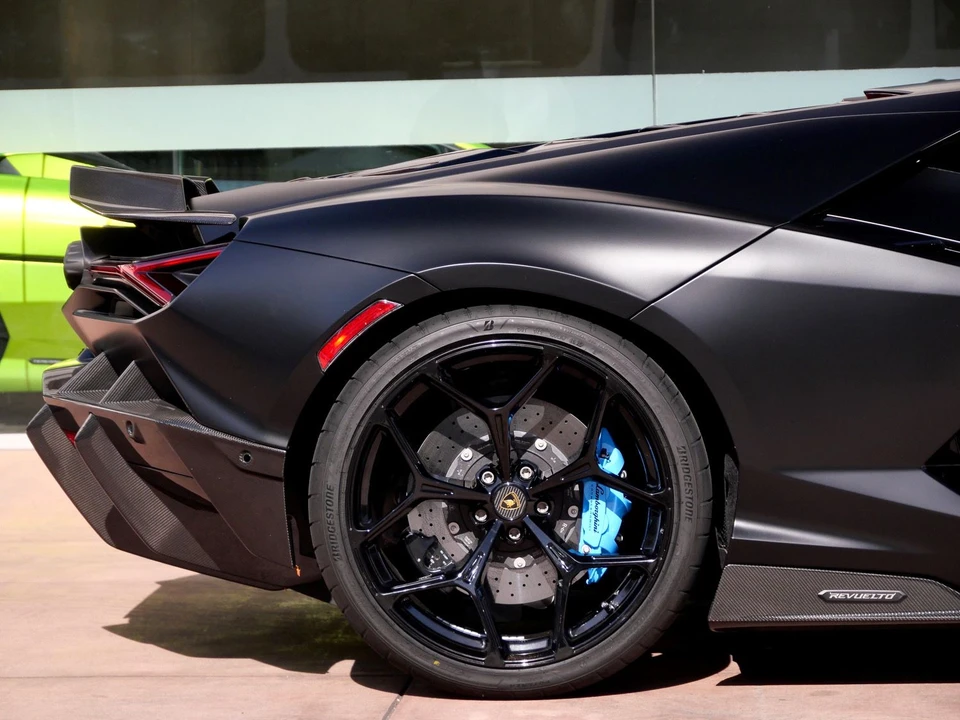 2025 Lamborghini Revuelto - Image 19 of 31