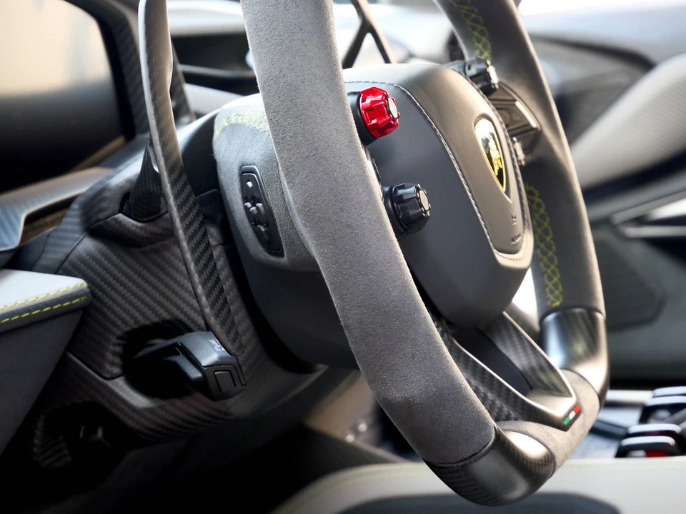 2025 Lamborghini Revuelto - Image 26 of 31