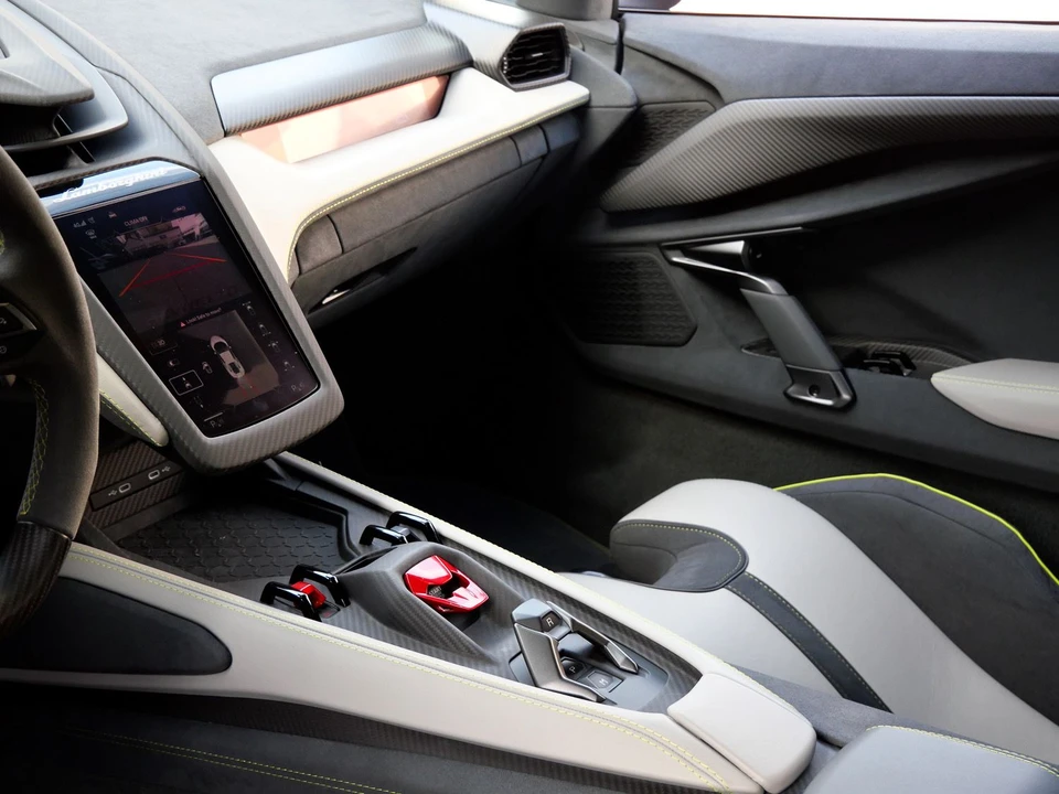 2025 Lamborghini Revuelto - Image 23 of 31