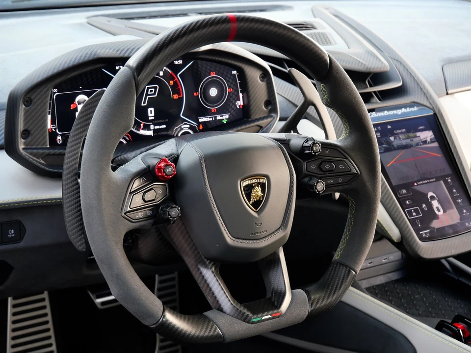 2025 Lamborghini Revuelto - Image 21 of 31