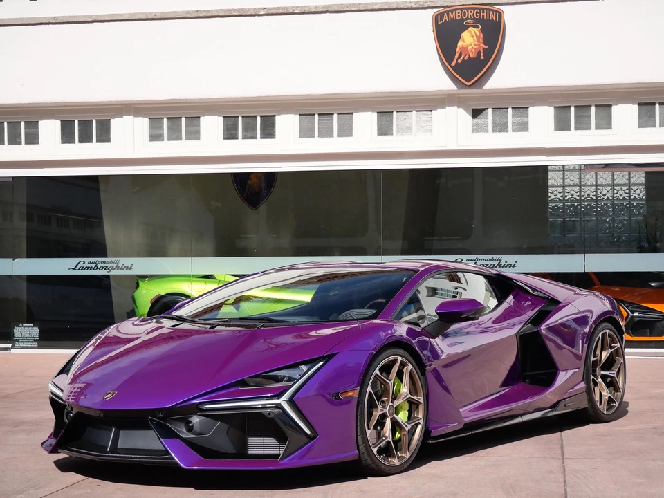 2025 Lamborghini Revuelto - Image 14 of 31