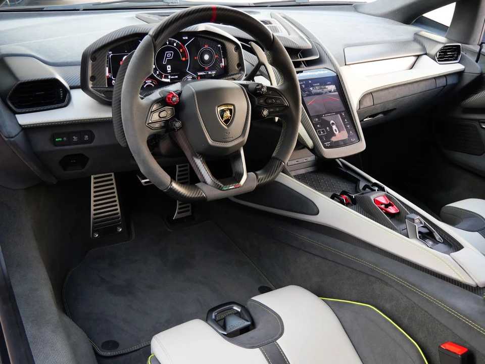 2025 Lamborghini Revuelto - Image 20 of 31