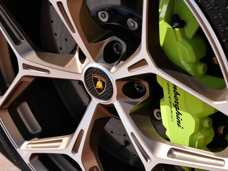 2025 Lamborghini Revuelto - Image 15 of 31