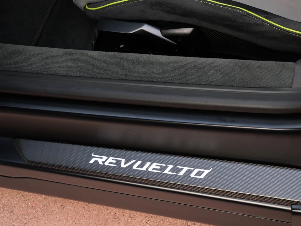 2025 Lamborghini Revuelto - Image 25 of 31