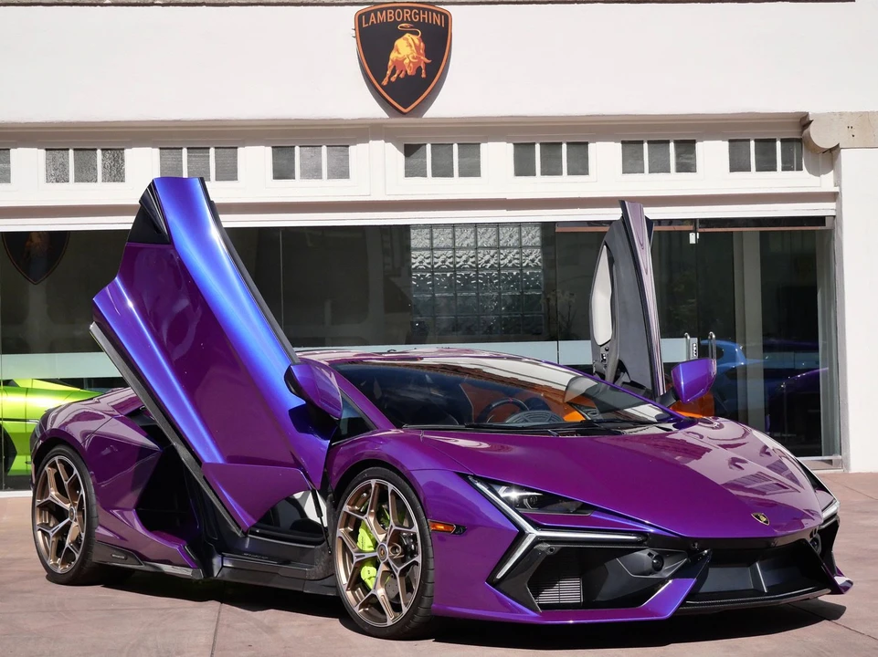 2025 Lamborghini Revuelto - Image 17 of 31