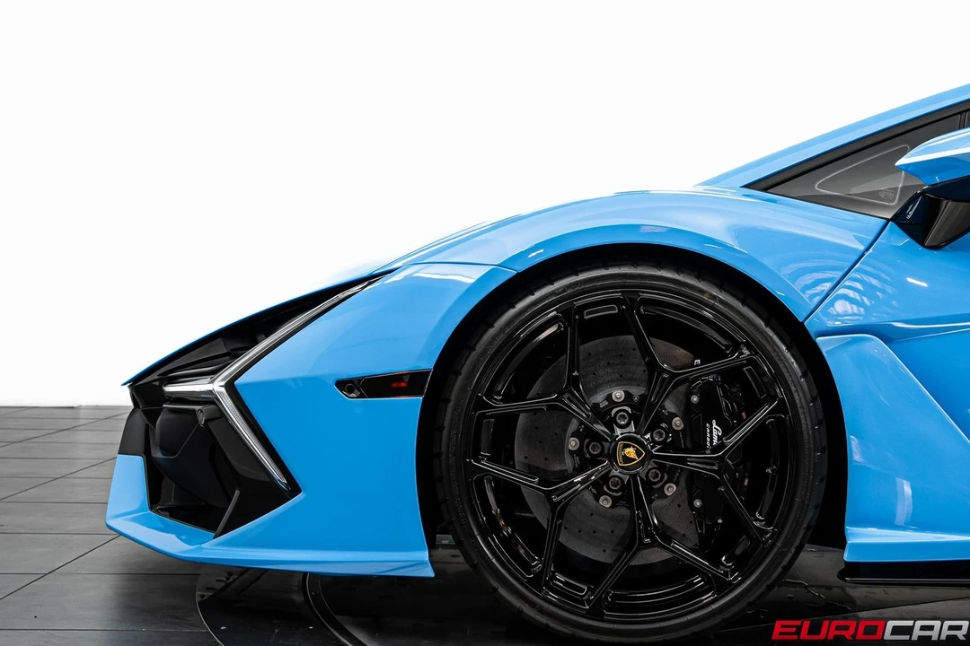 2025 Lamborghini Revuelto - Image 15 of 31