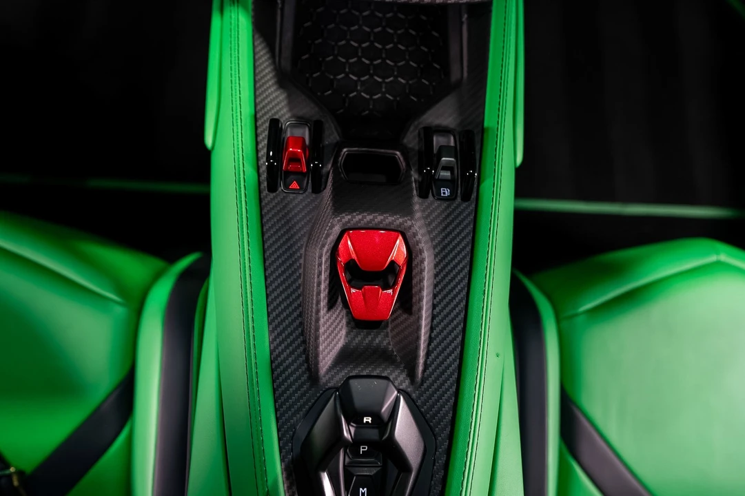 2025 Lamborghini Revuelto - Image 19 of 31