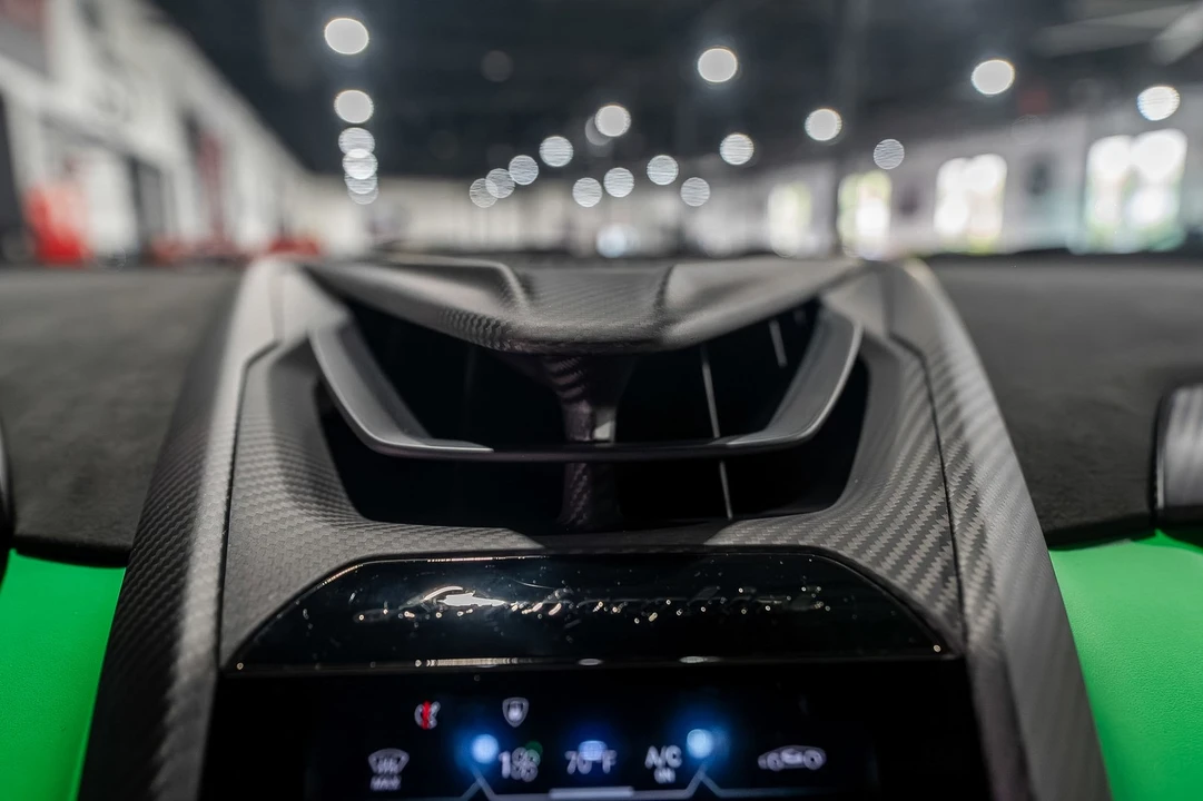 2025 Lamborghini Revuelto - Image 17 of 31