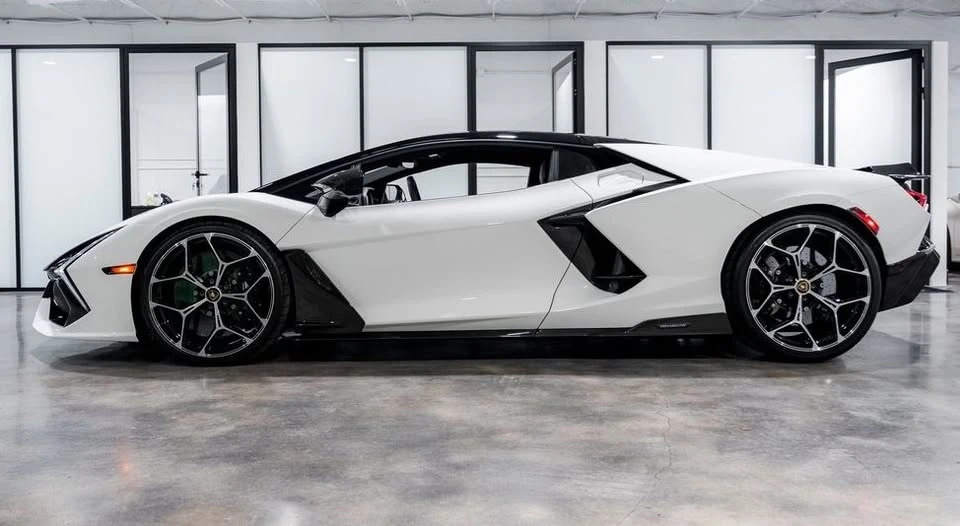 2025 Lamborghini Revuelto - Image 20 of 20