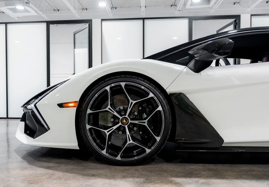 2025 Lamborghini Revuelto - Image 19 of 20