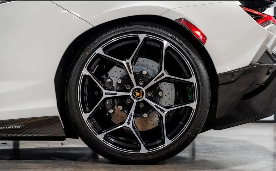 2025 Lamborghini Revuelto - Image 18 of 20