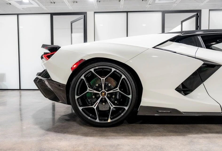 2025 Lamborghini Revuelto - Image 8 of 20