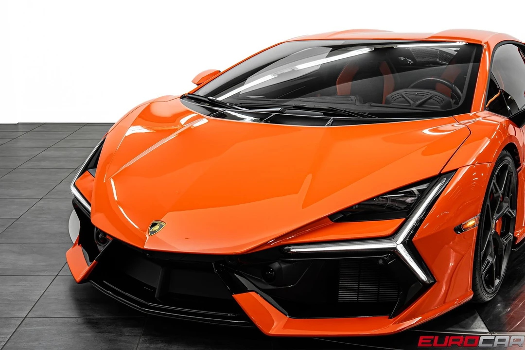 2025 Lamborghini Revuelto - Image 15 of 31