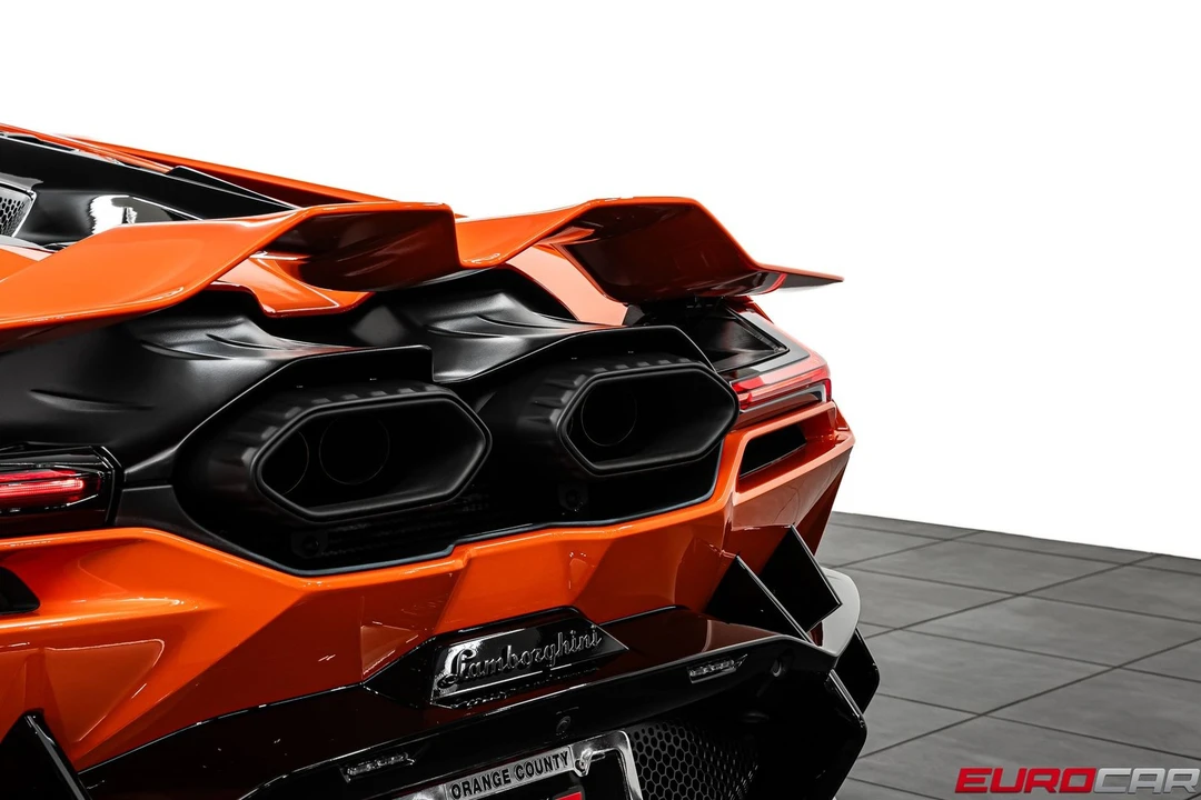 2025 Lamborghini Revuelto - Image 25 of 31