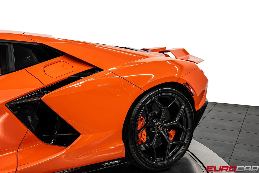 2025 Lamborghini Revuelto - Image 17 of 31