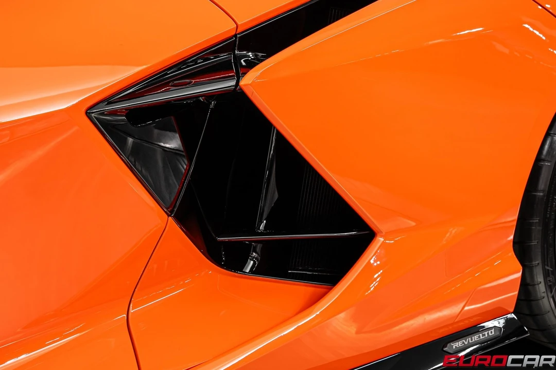 2025 Lamborghini Revuelto - Image 19 of 31