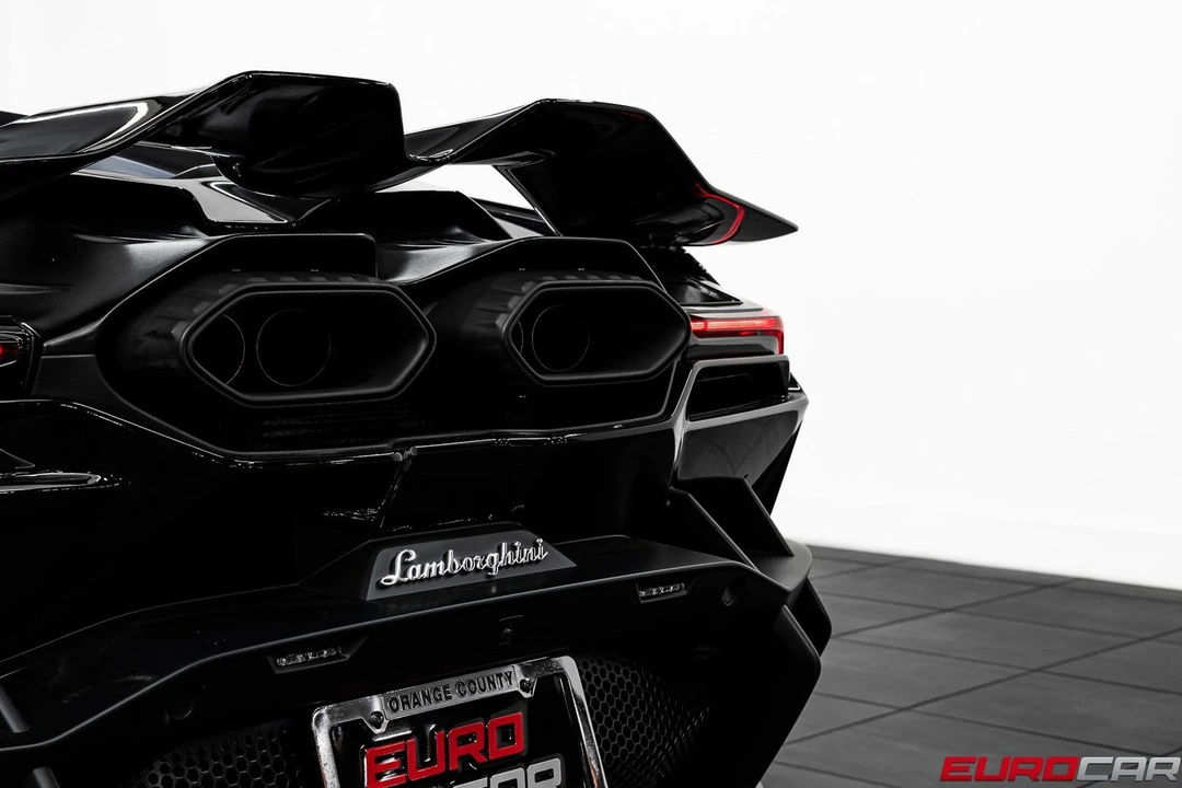 2025 Lamborghini Revuelto - Image 22 of 31