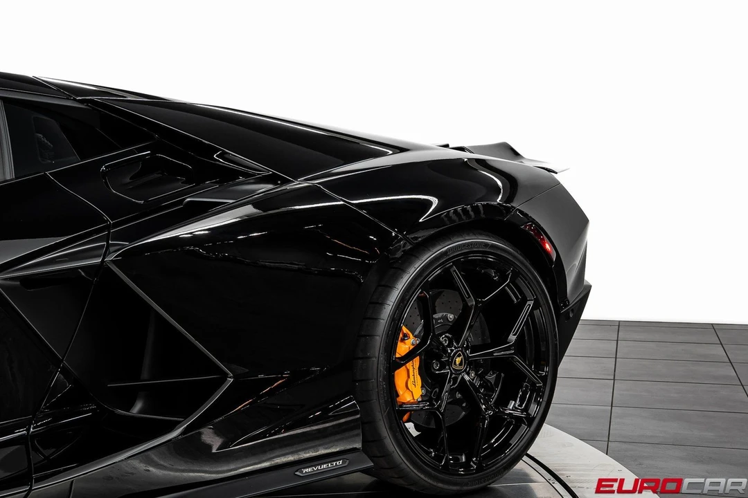 2025 Lamborghini Revuelto - Image 16 of 31