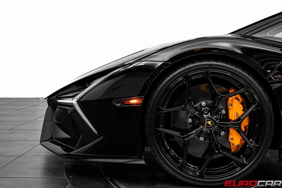 2025 Lamborghini Revuelto - Image 15 of 31