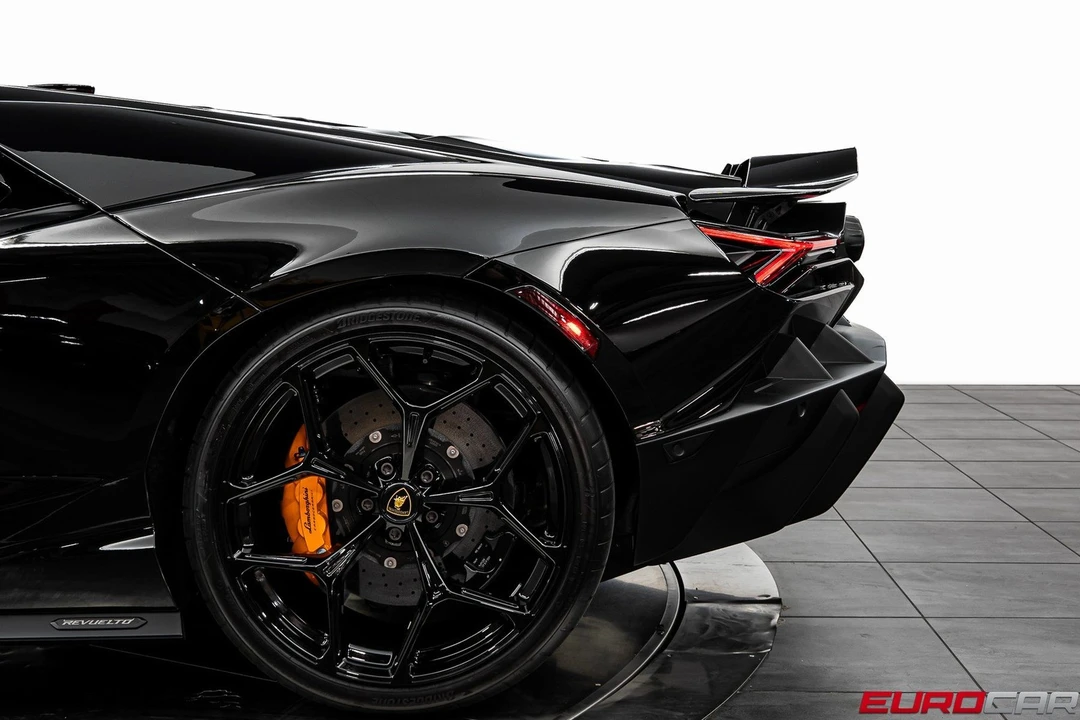 2025 Lamborghini Revuelto - Image 17 of 31