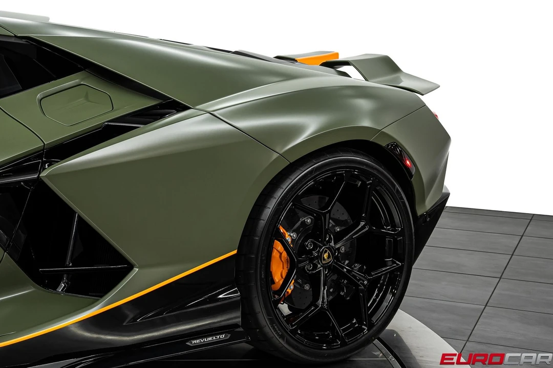 2025 Lamborghini Revuelto - Image 19 of 31