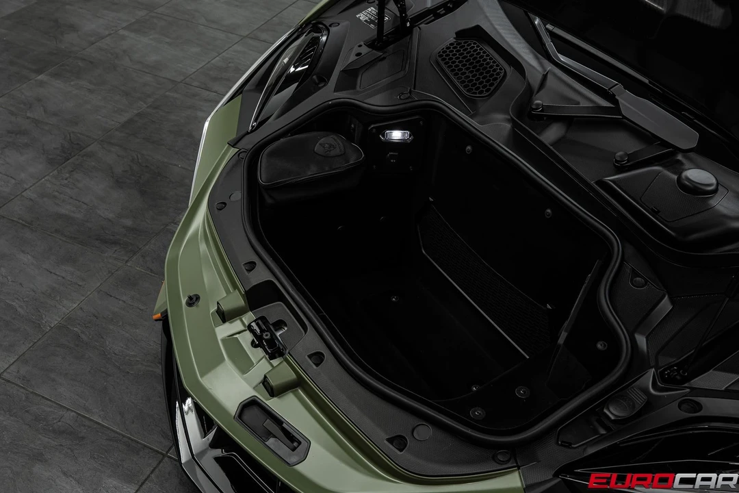 2025 Lamborghini Revuelto - Image 12 of 31