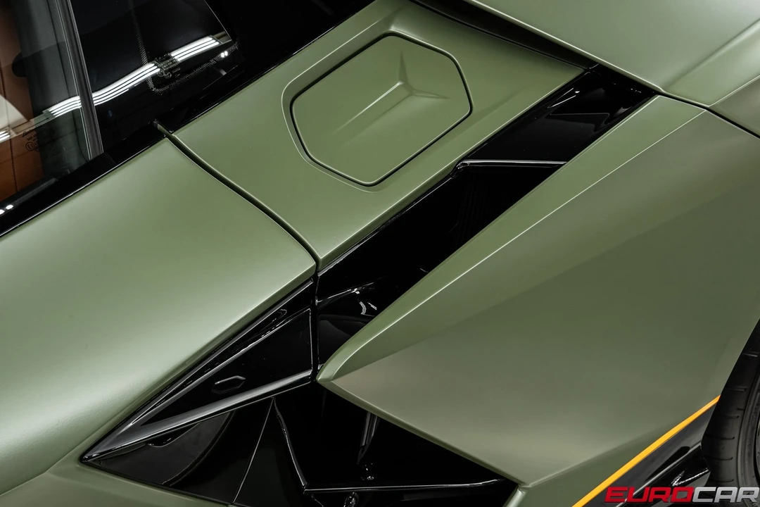2025 Lamborghini Revuelto - Image 17 of 31