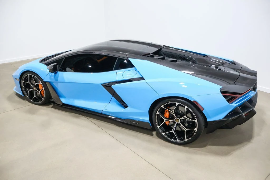 2025 Lamborghini Revuelto - Image 15 of 24