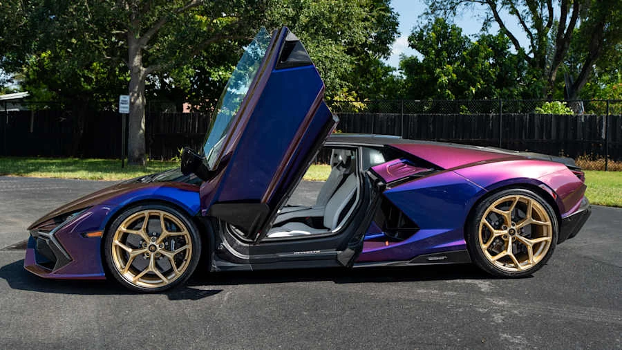 2025 Lamborghini Revuelto - Image 12 of 23