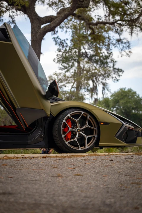 2025 Lamborghini Revuelto - Image 24 of 31