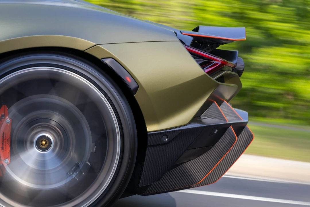 2025 Lamborghini Revuelto - Image 21 of 31