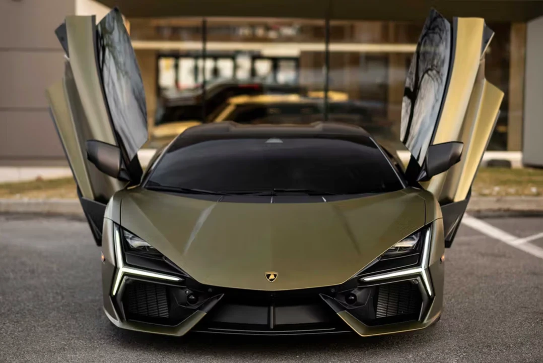 2025 Lamborghini Revuelto - Image 12 of 31