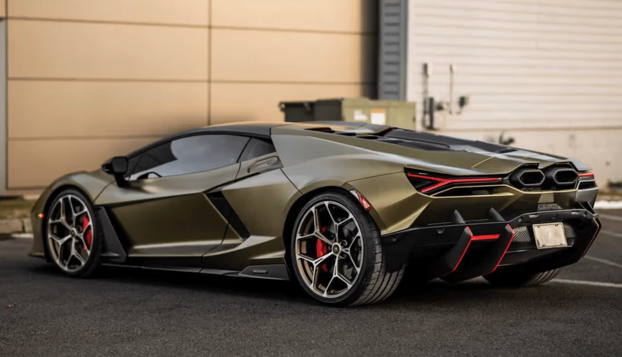 2025 Lamborghini Revuelto - Image 15 of 31