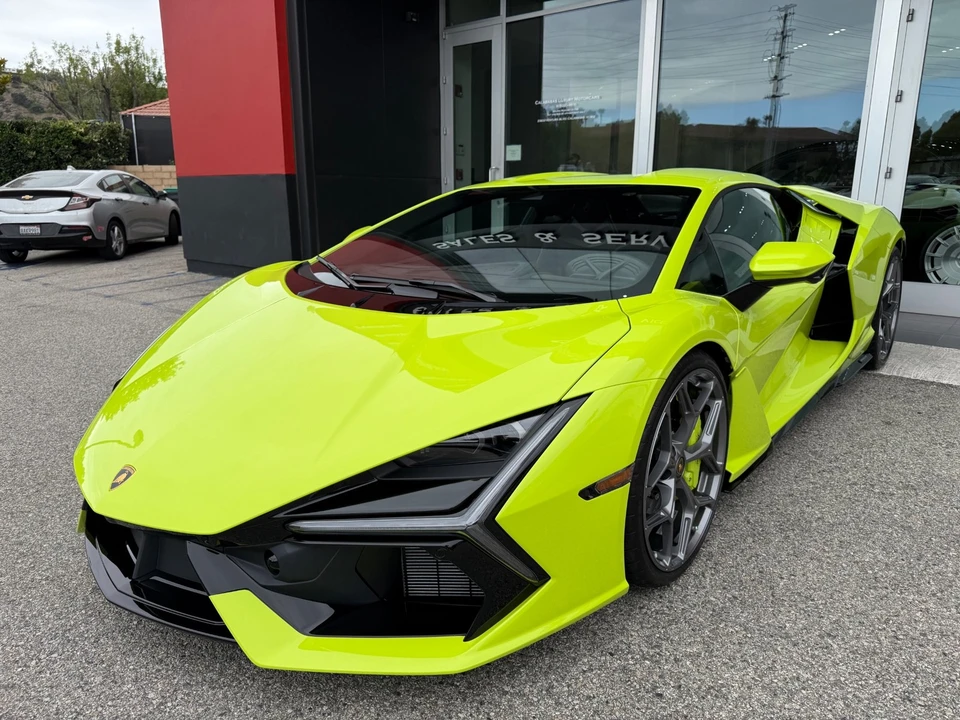 2025 Lamborghini Revuelto - Image 13 of 31