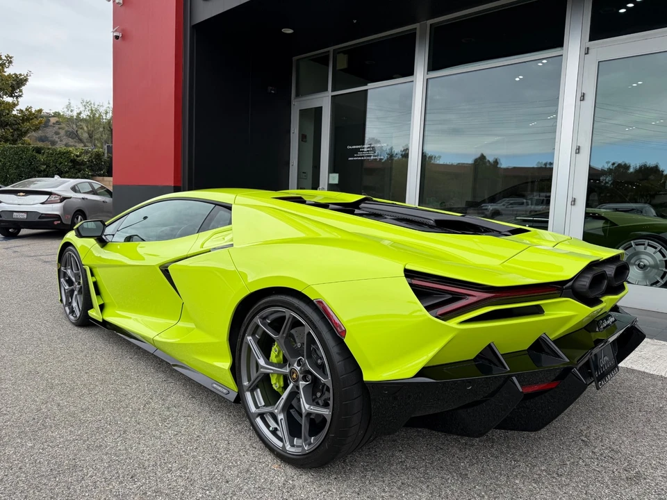2025 Lamborghini Revuelto - Image 10 of 31