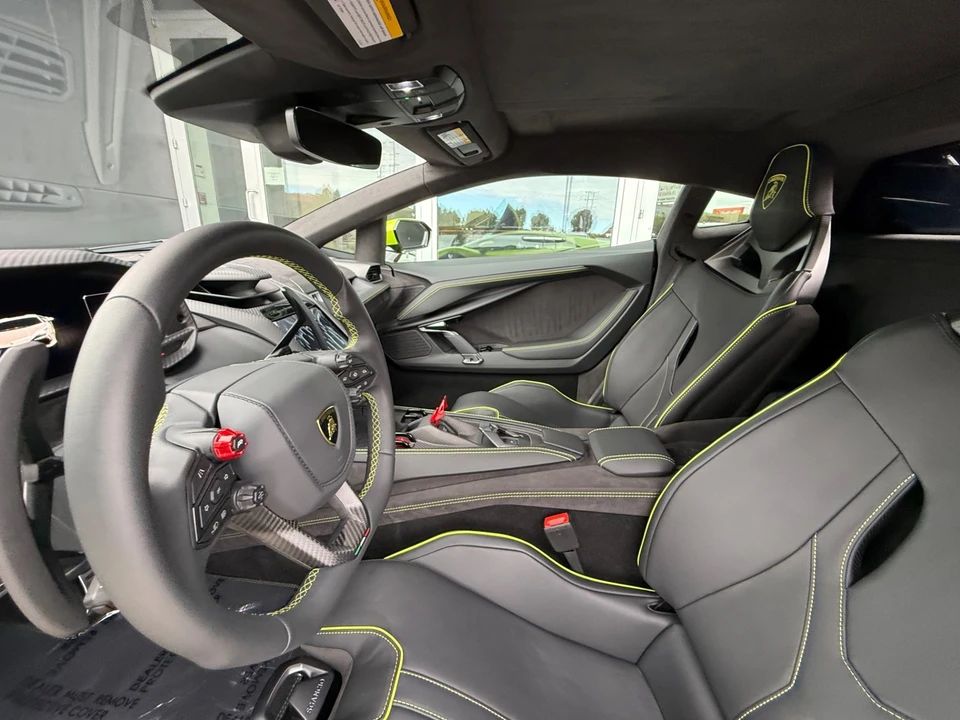 2025 Lamborghini Revuelto - Image 21 of 31