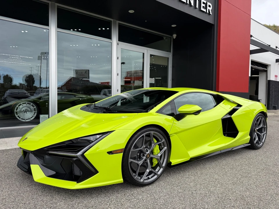 2025 Lamborghini Revuelto - Image 8 of 31