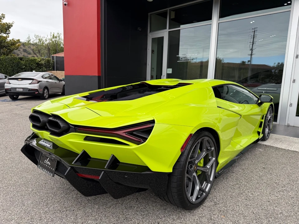 2025 Lamborghini Revuelto - Image 16 of 31
