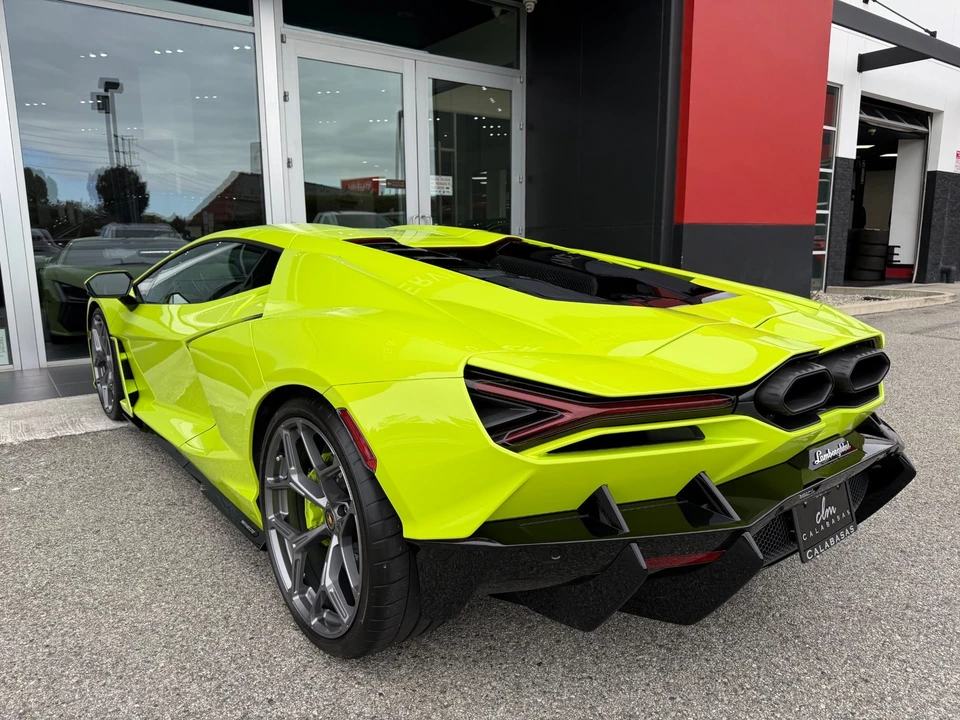 2025 Lamborghini Revuelto - Image 17 of 31