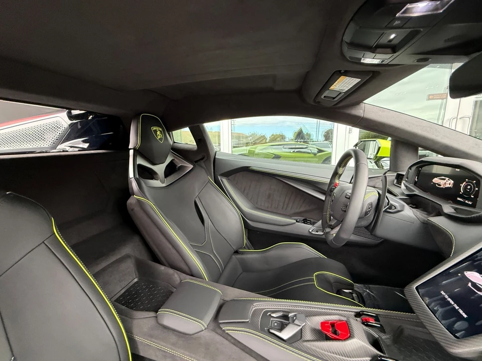 2025 Lamborghini Revuelto - Image 28 of 31