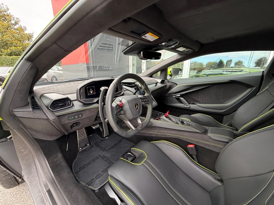 2025 Lamborghini Revuelto - Image 19 of 31